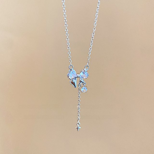 Collar de acero de titanio para mujer, cadena de clavícula de perlas de alta gama que combina con todo, diseño de nicho, joyería ligera de lujo