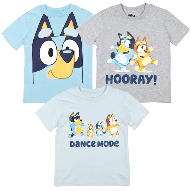 camiseta bluey big boys con estampado de 10 a 12 años, paquete de 3, color azul Tres frontales de ropa infantil: una camiseta celeste con gran rostro de Bluey serigrafiado; una gris con Bluey y Bingo y texto “HOORAY!”; otra celeste claro con escena de los personajes y texto “DANCE MODE”. Manga corta y cuello redondo acanalado, diseño juvenil para uso diario y juego.