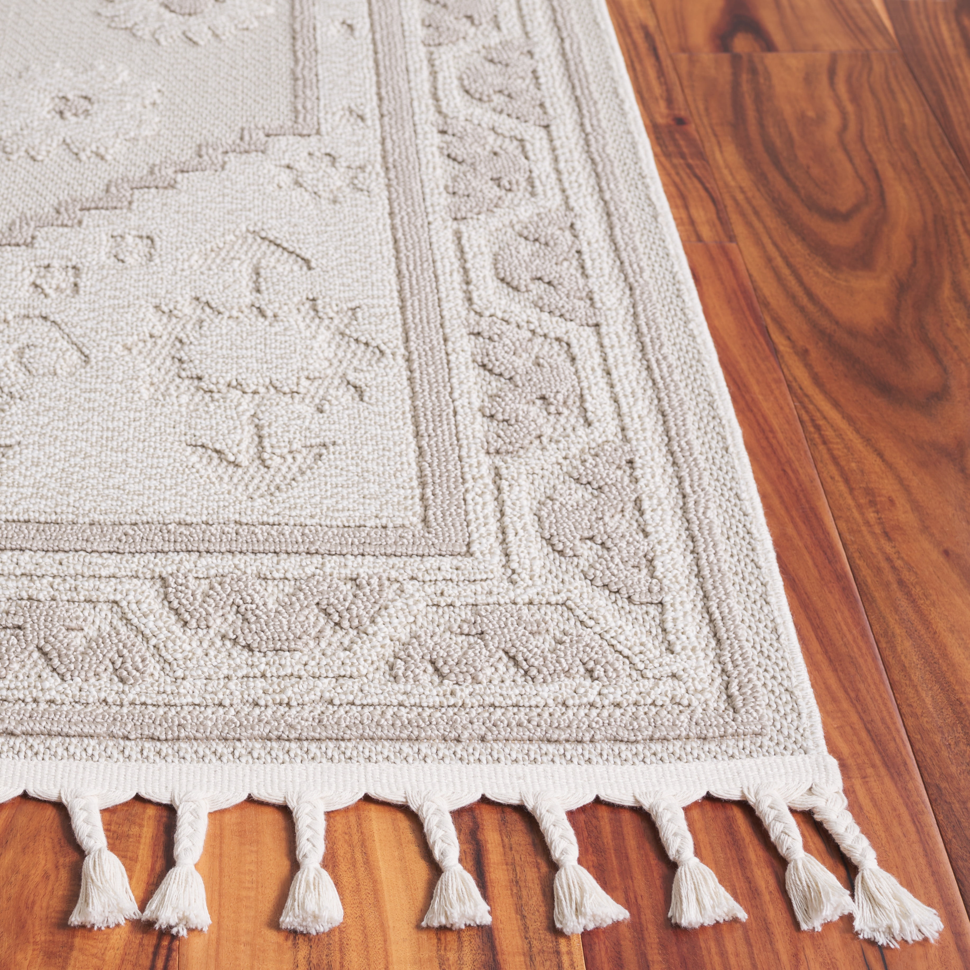 SAFAVIEH Paros Alfred Medallion Area Rug, Ivory, 4' x 6'
