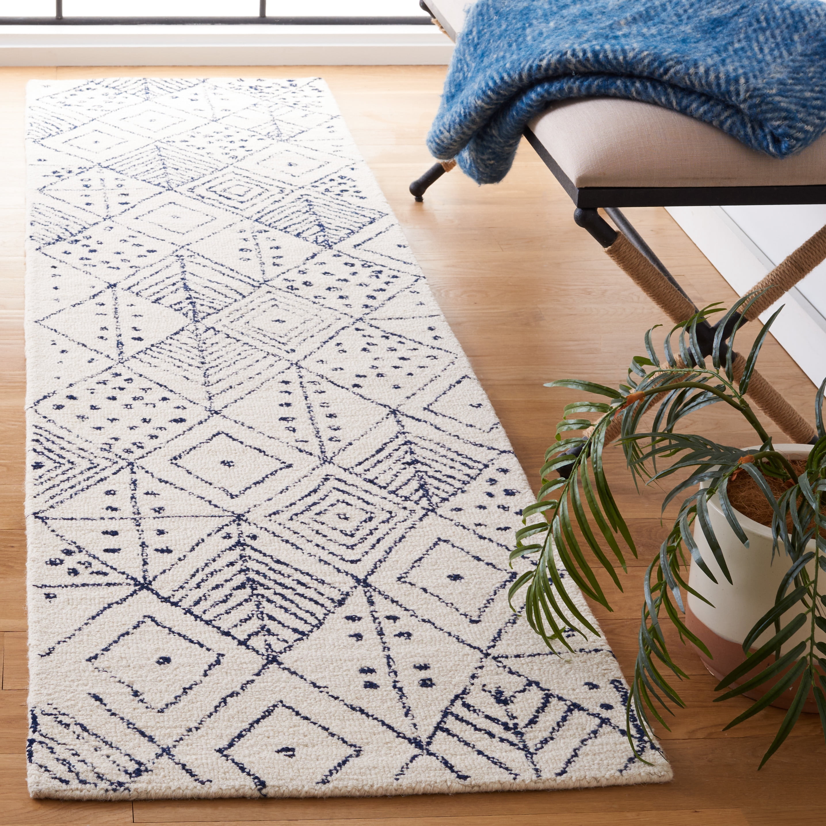 SAFAVIEH Casablanca Santana Diamond Runner Rug, Ivory/Blue, 2'3" x 9'