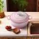 thumbnail image 5 of Horno holandés con tapa de hierro fundido esmaltado EDGING CASTING, olla redonda para hornear pan, 7 cuartos, color rosa, 5 of 5