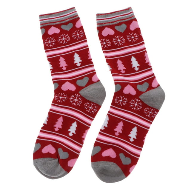 calcetines de navidad de moda colcomx para mujer multicolor par de calcetines rojos y rosa con motivos navideños: franjas horizontales, copos de nieve blancos, árboles de pino rosa y corazones gris y rosa; puntera, talón y puño gris; vista frontal sobre fondo blanco; adecuados como calcetines de regalo cálidos de invierno.