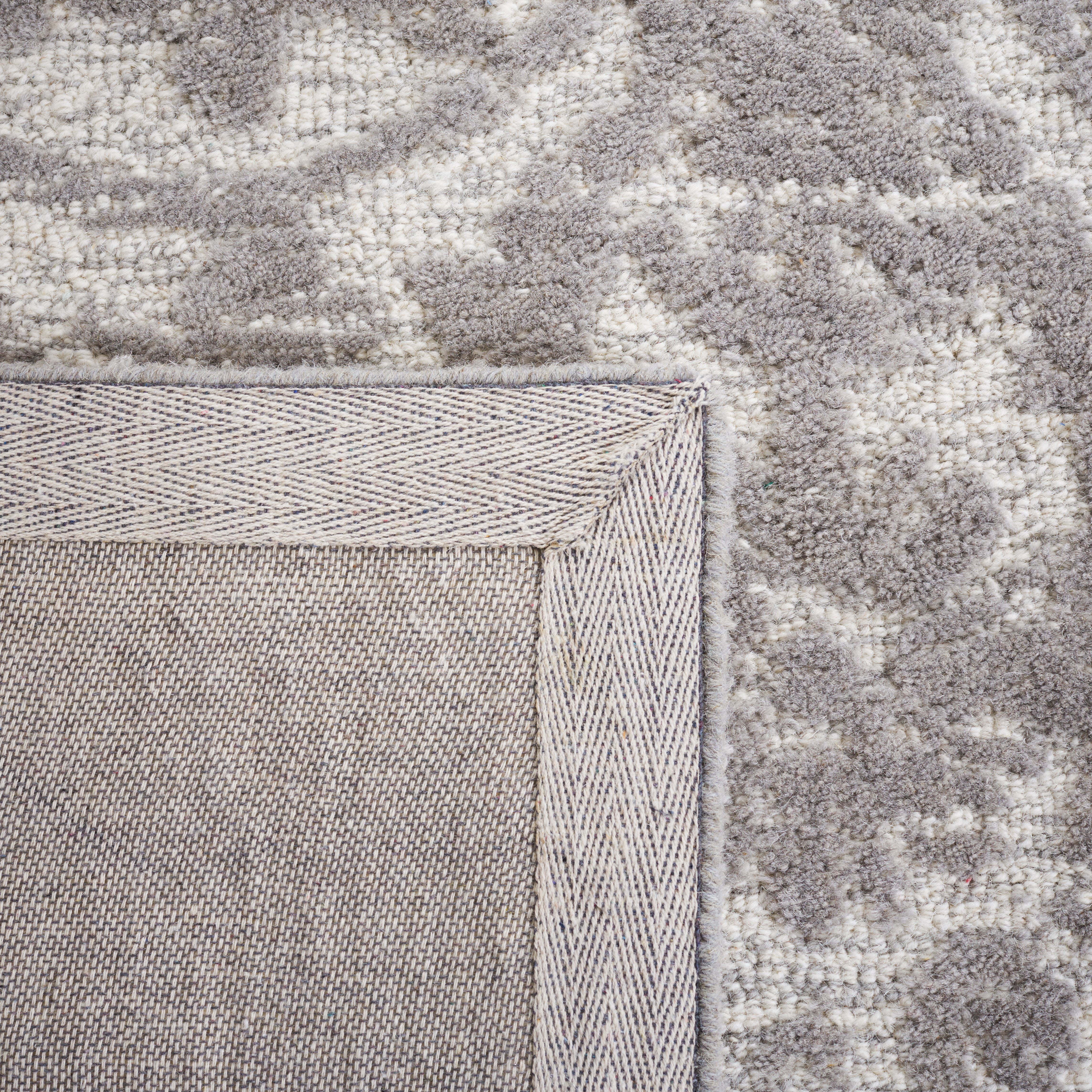 SAFAVIEH Metro Gertrude Medallion Area Rug, Dark Grey/Ivory, 4' x 6'