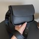 thumbnail image 4 of Bolsa bandolera de cuero Color sólido pequeño con solapa para mujer (Negro) Likrtyny Para Estrenar, 4 of 9