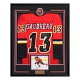 thumbnail image 1 of Johnny Gaudreau Logo de Rondelle des Flames de Calgary Signé Cadre de Chandail 36x44, 1 of 2