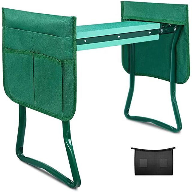 banco plegable de rodillas y asiento de jardín Simple Deluxe, vista 3/4 frontal; asiento rectangular rígido verde menta, estructura tubular curvada verde oscuro y faldones laterales de tela con bolsillos para herramientas; plegable para guardar, también útil como asiento bajo para poda y trabajo de jardín.