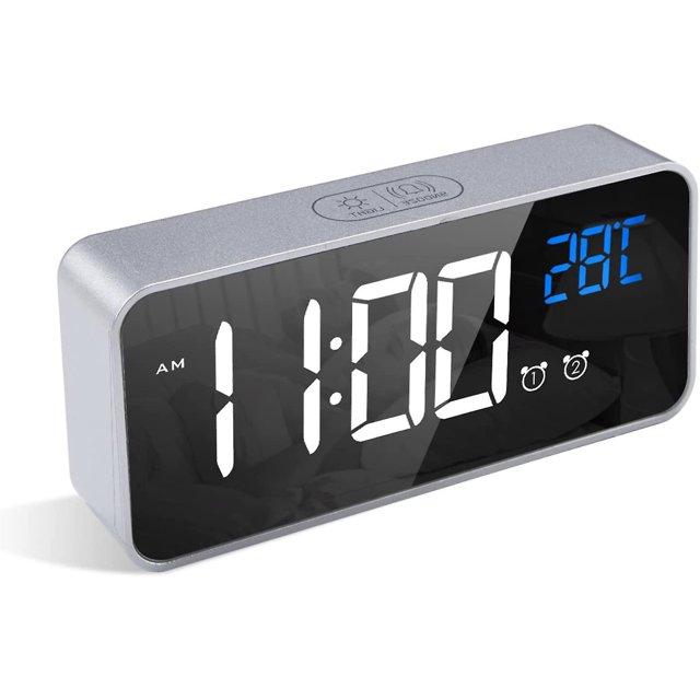 Reloj despertador digital, reloj despertador LED con función de repetición, carga de puertos USB (color plateado)