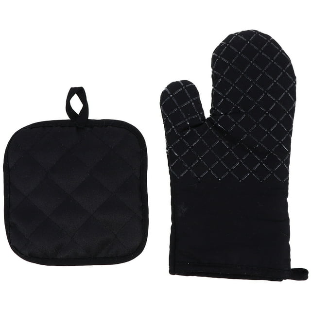 1 Ensemble de Mitaines de Four et Support de Casserole Résistant à la Chaleur pour la Cuisine. l'Ensemble Comprend une Mitaine de Four Matelassée Noire et un Support de Casserole Assorti, Tous Deux en silicone Résistant à la Chaleur et en Tissu de Coton. la Mitaine et le Support de Casserole Présentent un Motif à Surpiqûres en Losange et des Cordons pour une Suspension et un Rangement Faciles. Conçu avec une Isolation Thermique à Trois Couches pour la protection contre la Chaleur, le Froid et les Brûlures de Vapeur. les Matériaux Sont Respirants, Absorbent la Sueur et Respectent l'Environnement, Assurant la Durabilité et le Confort