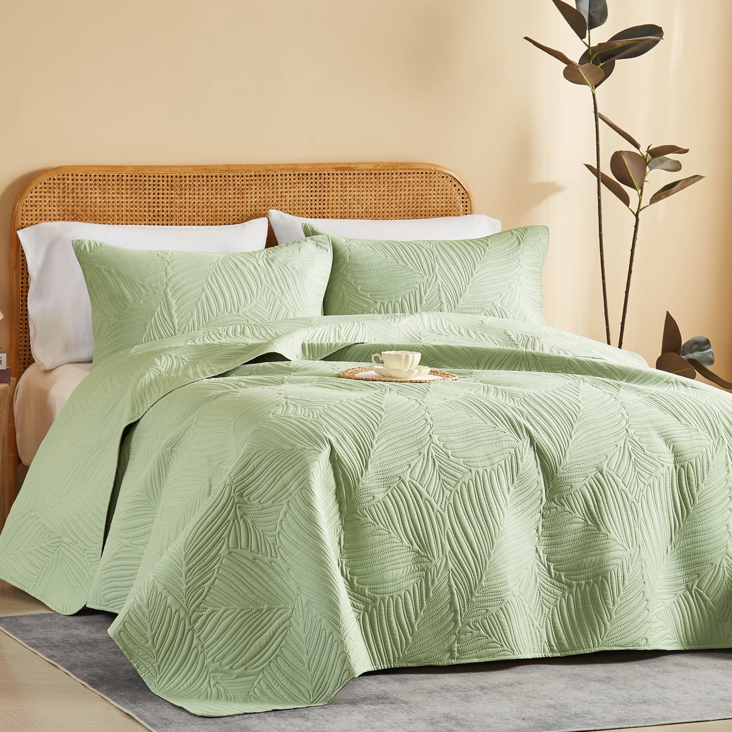 Davulos 3 Pieces Queen Quilt Bedding Set Soft Lightweight Sage Green Bedspread with Leaf Pattern,Microfiber Bed Coverlet Full Size for All Season(1 Quilt, 2 Shams)