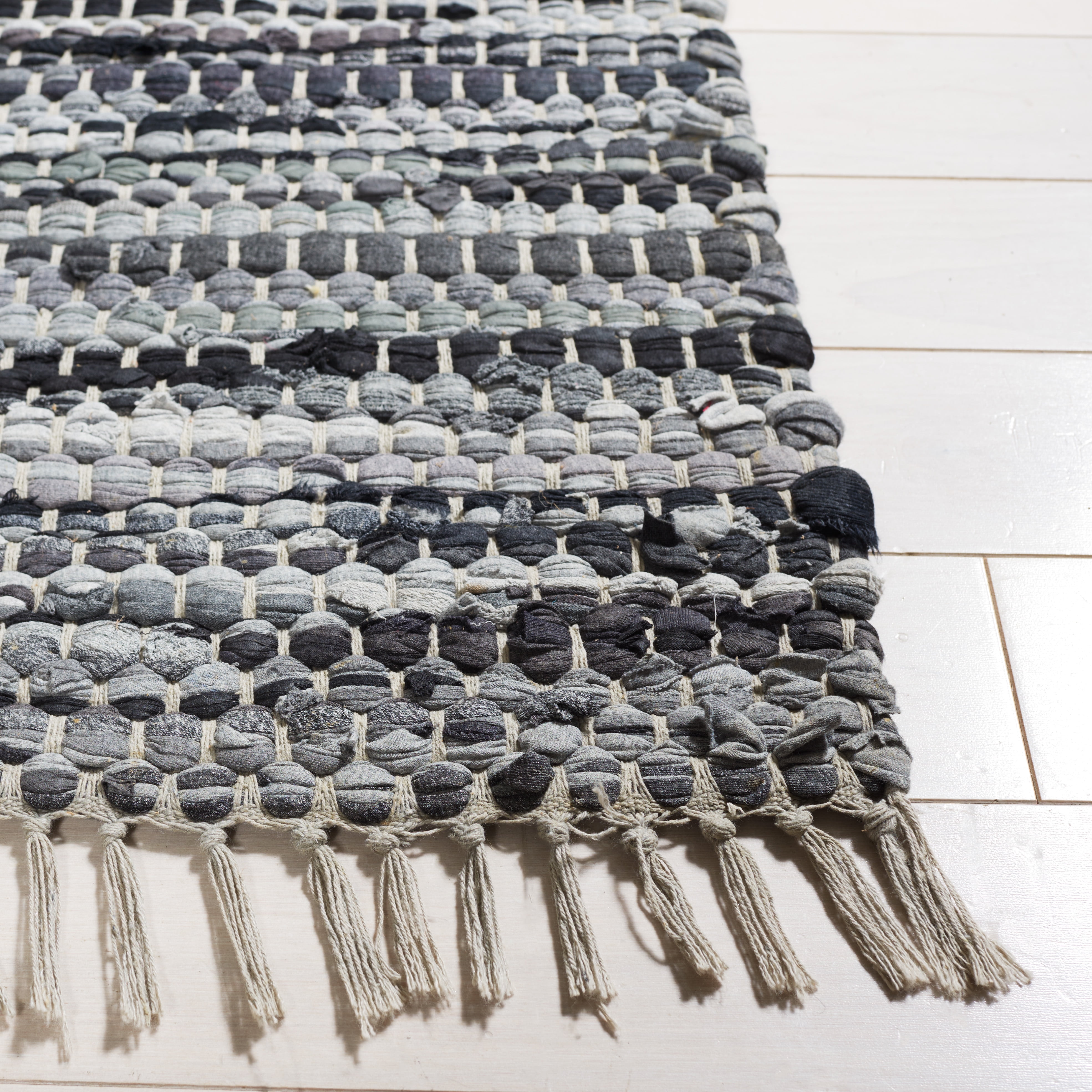SAFAVIEH Montauk Renae Distressed Area Rug, Grey/Black, 9' x 12'