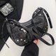 thumbnail image 3 of 3109 Bolso Motocicleta Con Remaches Retro Europeo Y Americano Bolso Hombro Tipo Media A La Nicho para Mujer (negro), 3 of 9