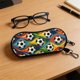 thumbnail image 4 of Funda para gafas con temática de fútbol, clip mosquetón, cierre de cremallera, material de neopreno suave, tamaño compacto, ideal para gafas de sol, gafas graduadas, llaves y accesorios pequeños., 4 of 6