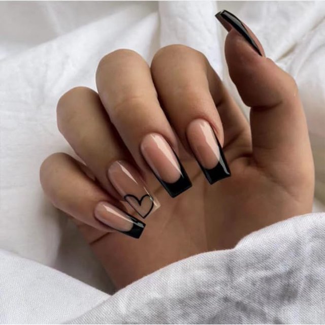 Día de San Valentín Prensa en las uñas Uñas postizas con punta francesa Ataúd Uñas postizas con punta negra Diseños de corazones Pegamento desnudo en las uñas Uñas con forma de corazón Lindas uñas acr