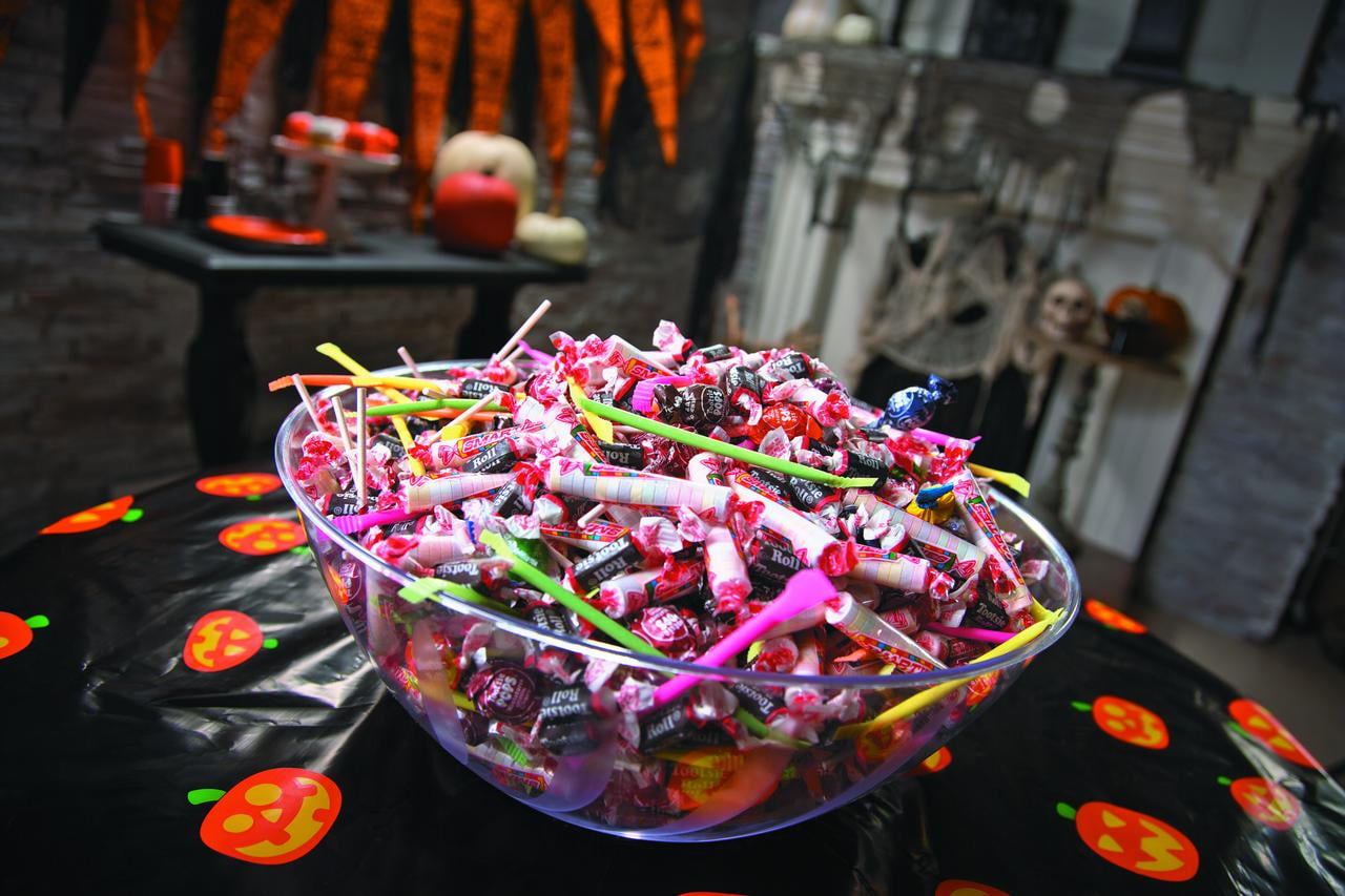 Fun Express Candy Mix, Sweet Party Assortment, Individually Wrapped, 1,000 Pieces, 9 lbs