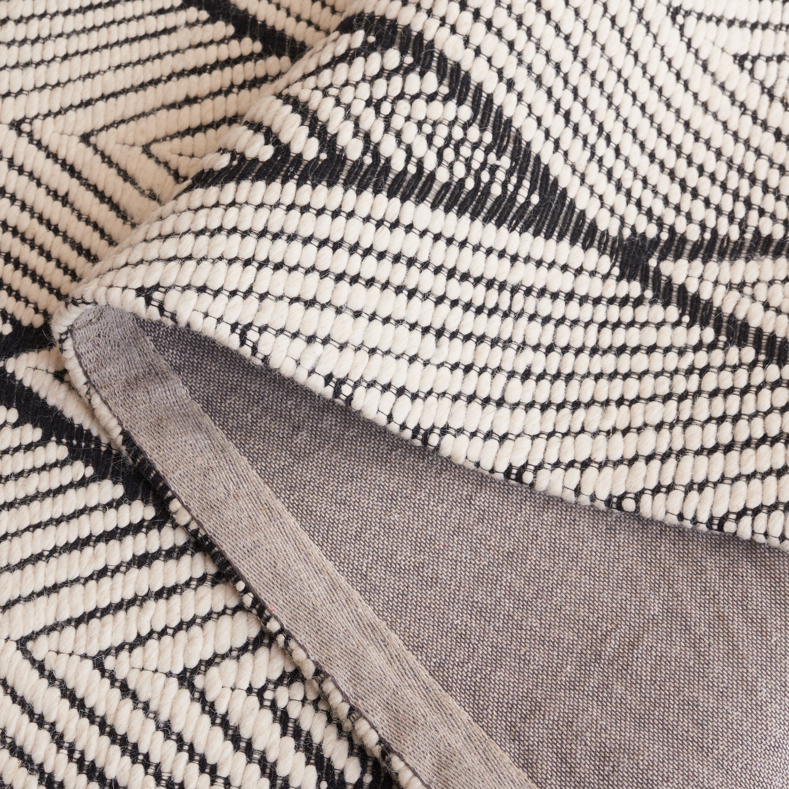SAFAVIEH Marbella Andrea Diamond Area Rug, Black/Ivory, 4' x 6'