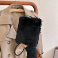 thumbnail image 1 of Bolsa para teléfono Bolso de hombro peludo Bolso cruzado borroso Bolso bandolera suave para mujer Negro, 1 of 8