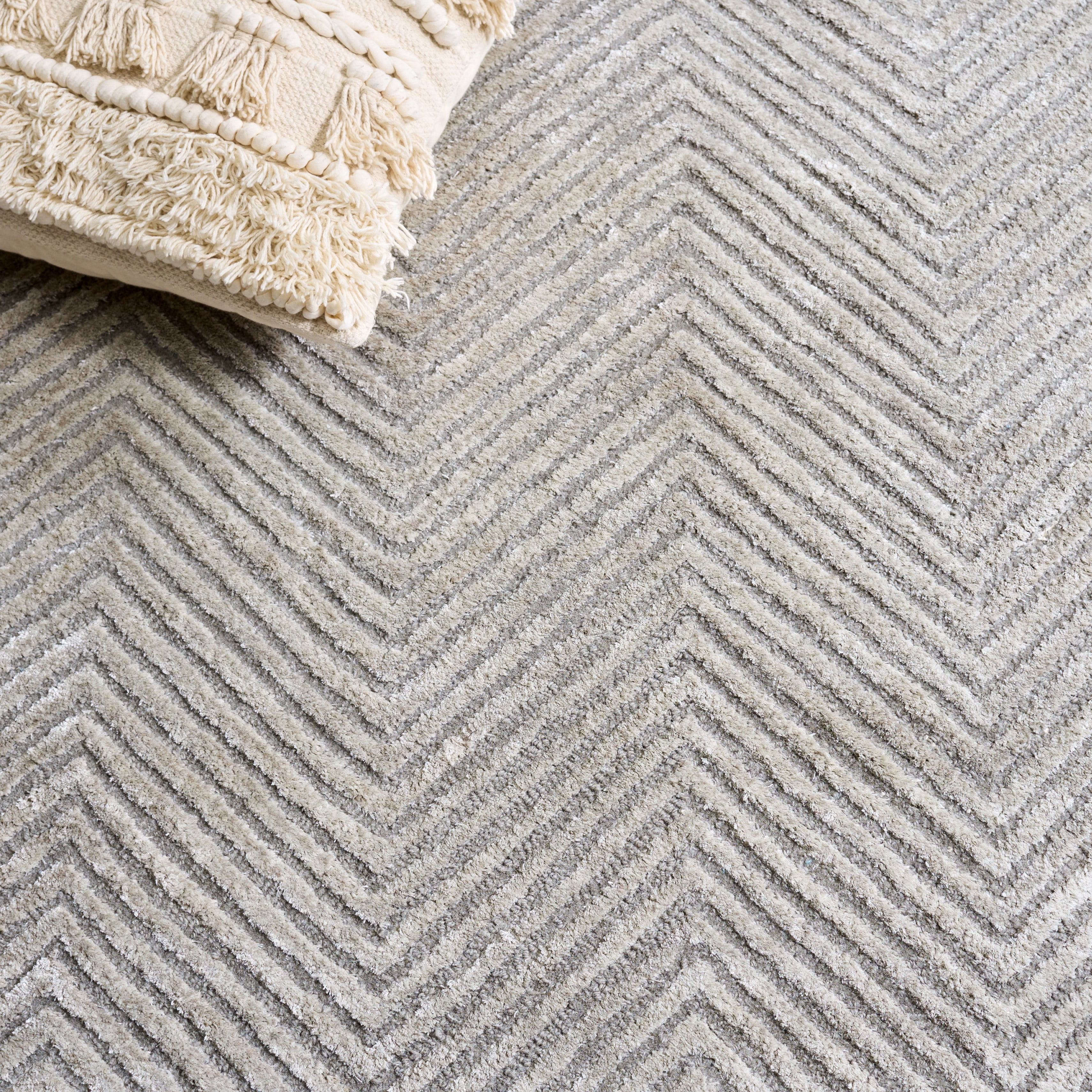 Safavieh Glamour Petar Chevron Area Rug, Silver, 6' x 9'