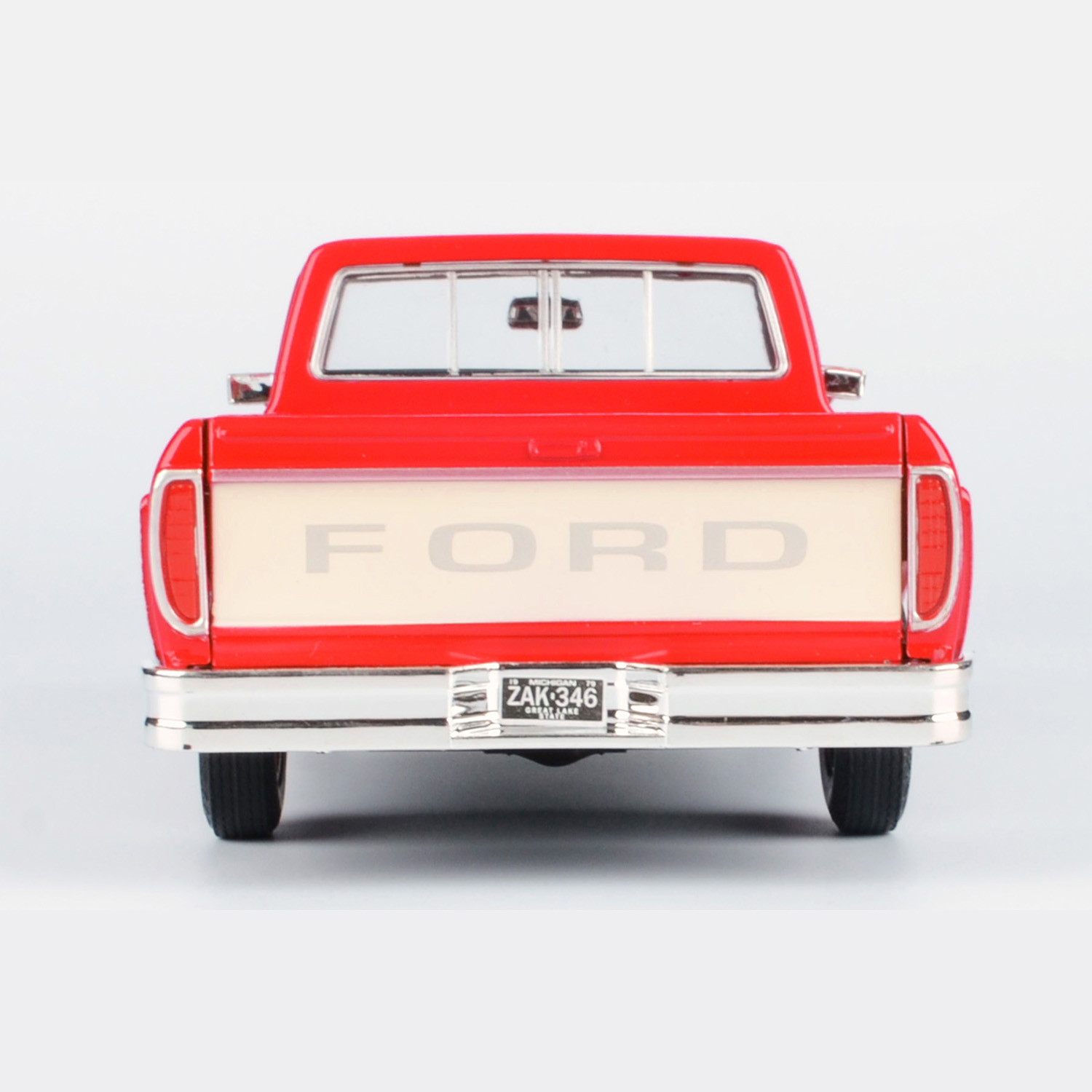 Motormax 1/24 Scale 1979 Ford F-150 Custom Pickup Diecast Car in two tone Red and Cream color