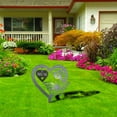 thumbnail image 4 of Un Commémoratif Floral Significatif en Forme de Cœur pour Jardins et Sépultures, 4 of 8