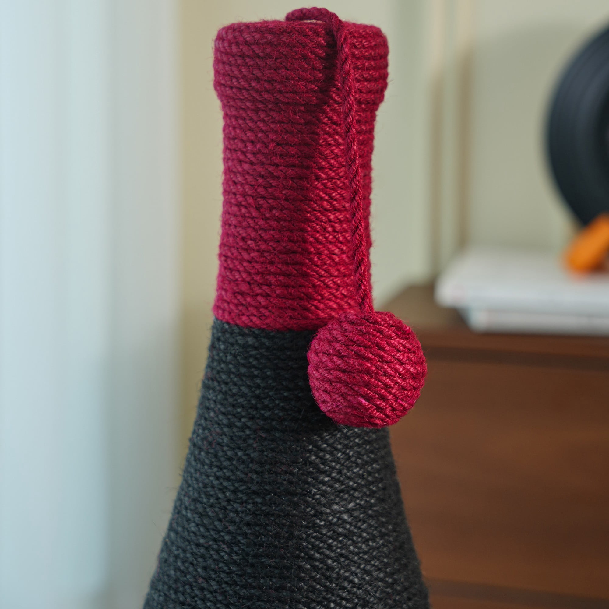 Fairela Rotating Base Sisal Rope Cat Scratching Post with Hanging Toy Ball, Brown Wine Bottle