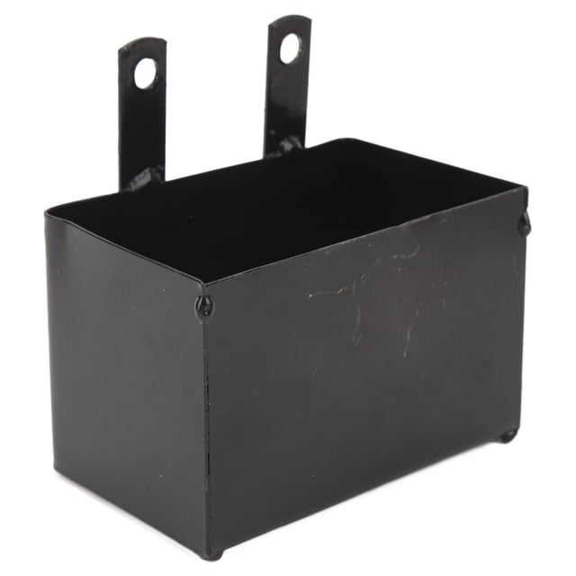 caja portadora de batería estructura robusta soporte para caja de batería fácil instalación para moto de cross atv de 50cc a 125cc Soporte de caja de batería Anggrek, vista frontal 3/4, caja rectangular abierta de hierro fundido con pintura negra en aerosol, tamaño aprox. 116 x 76 x 72 mm y distancia de orificios de fijación aprox. 55 mm; dos pestañas superiores con agujeros para montaje. Fondo blanco. Adecuado para motos y ATV 50–125 cc; diseño abierto para fácil extracción de la batería; también suele usarse para guardar herramientas pequeñas durante viajes.