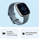 thumbnail image 2 of Reloj inteligente Fitbit Versa 4 Fitness con GPS, frecuencia cardíaca y monitor de sueño, color azul, 2 of 9