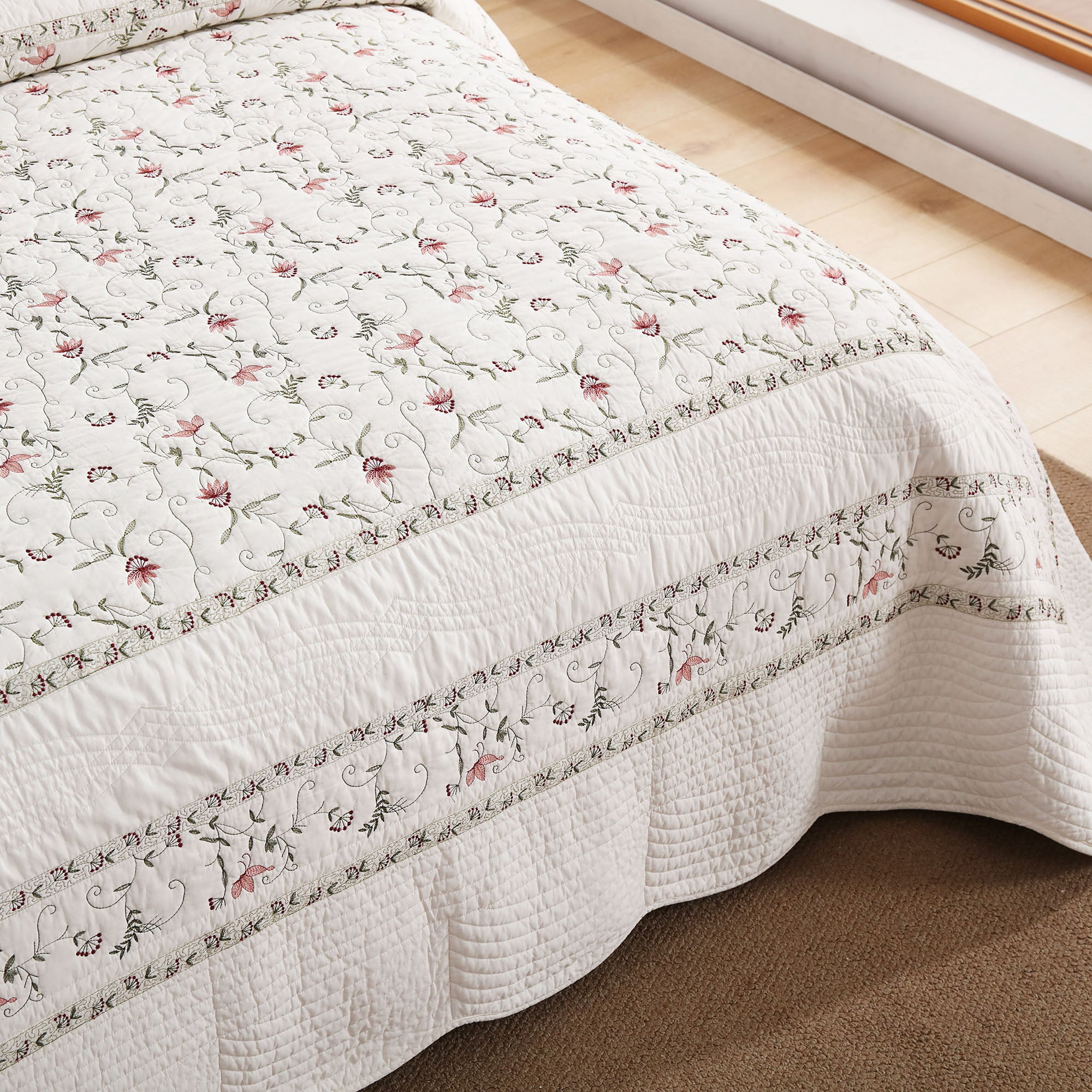 3Pcs 100% Cotton Embroidery Delicate Floral Quilt Bedspread Set