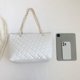 thumbnail image 4 of Bolso de compras de cuero de PU acolchado con patrón de celosía de monedero informal para mujer (blanco), 4 of 9