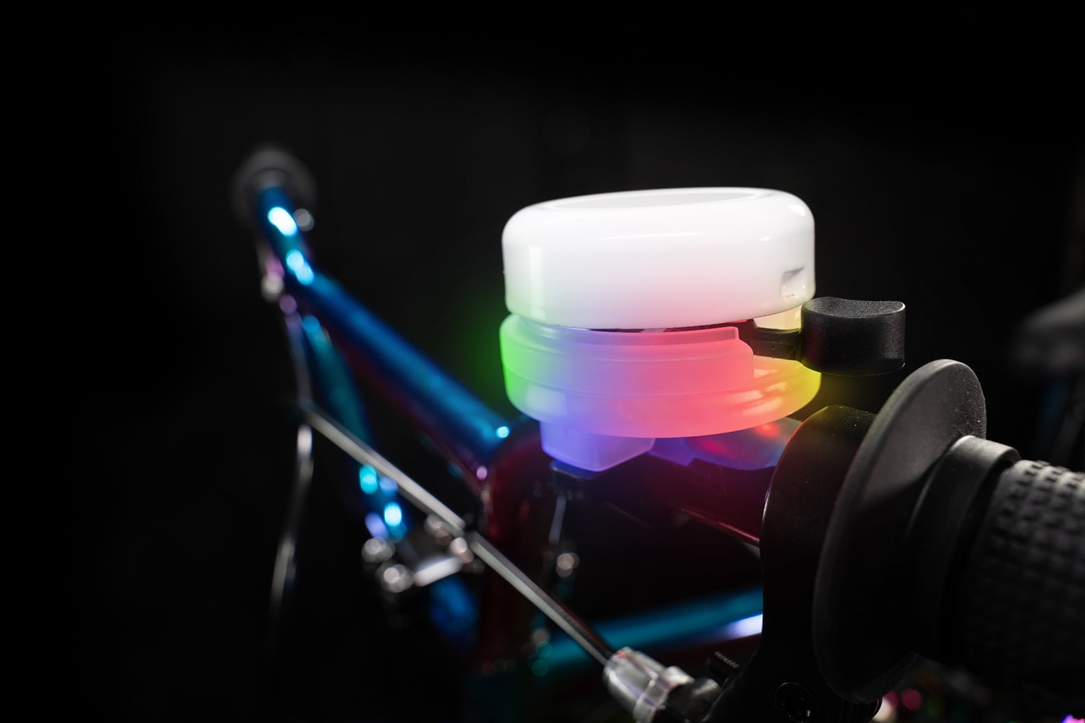 Brightz BellBrightz Bicycle Bell with Multicolor Twinkling LEDs, 1.5 in x 4 in x 7 in , White