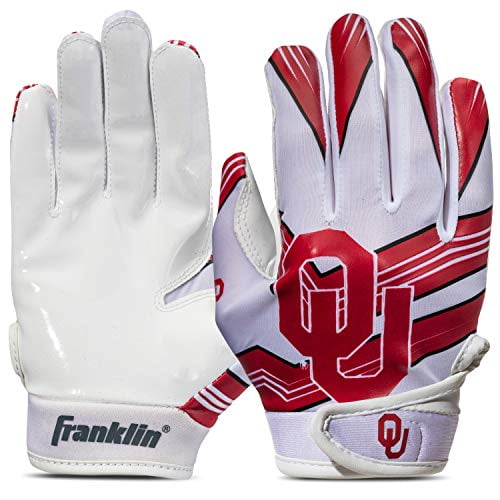 guantes de fútbol franklin sports oklahoma sooners youth guantes juveniles en rojo, blanco y azul con gran logo OU rojo en el dorso, palma blanca con superficie de agarre visible, cierre de muñeca con velcro y marca Franklin en la muñequera; vista frontal y posterior, diseñados para receptor en fútbol americano y también usados a menudo como parte de disfraces escolares.