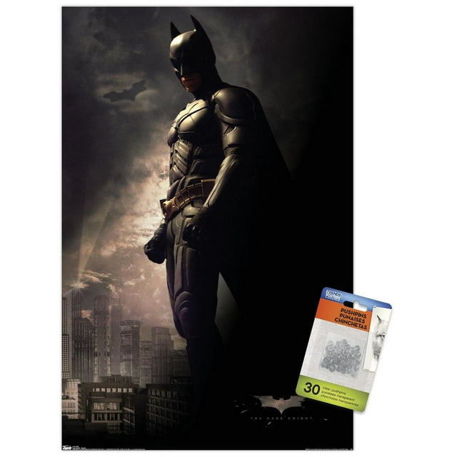 DC Comics Film - The Dark Knight - Batman dans l'Ombre Affiche Murale, 22,375 Pouces x 34 Pouces Mettant en Vedette Batman en Complet Blindé Noir et cape Se Tenant de Profil contre une skyline de Ville Sombre avec le Signal de Chauve-Souris dans un Ciel Nuageux, Convient à la Décoration Murale de Chambre Ou de Bureau.