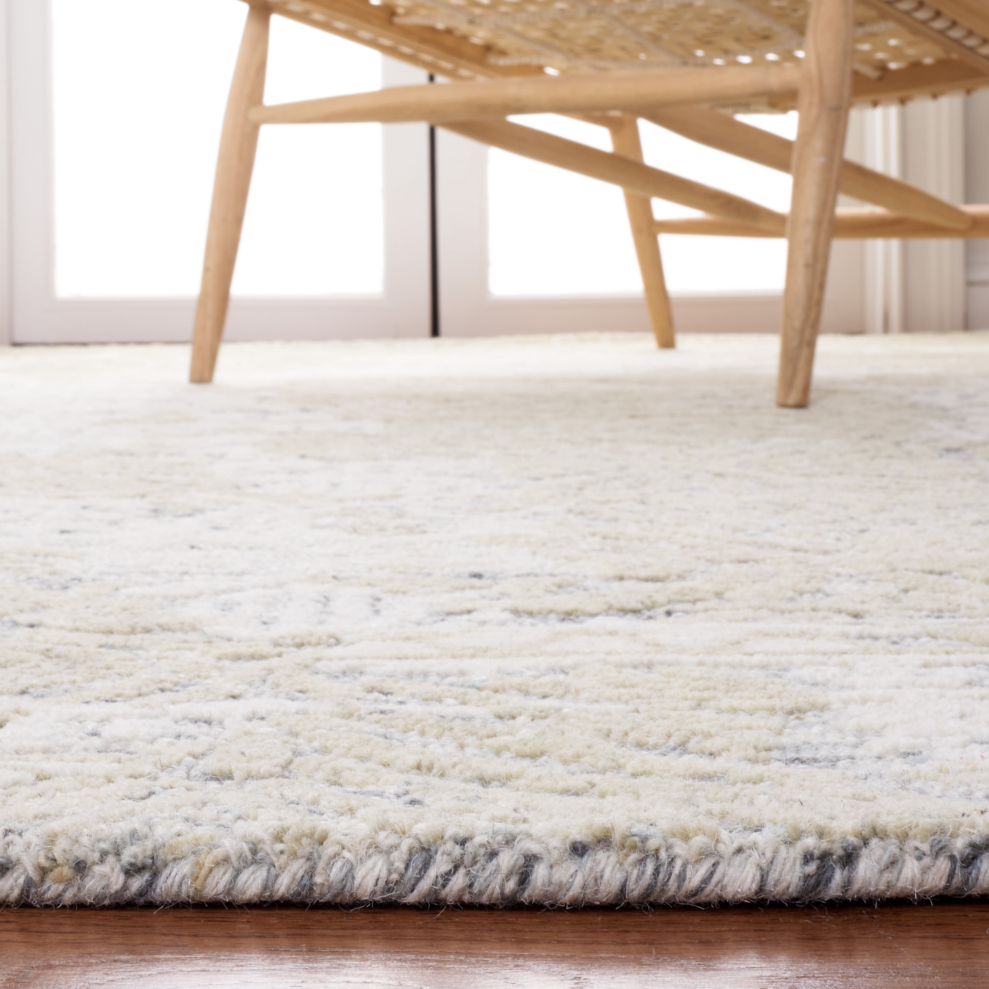 SAFAVIEH Metro Saranna Medallion Area Rug, Grey/Ivory, 6' x 6' Square