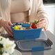 thumbnail image 5 of Fiambrera - 2000 ml - Caja Bento - con compartimentos - Recipiente para ensalada - con recipiente para salsa - Apta para microondas y lavavajillas - Apta para niños y adultos - Azul, 5 of 5