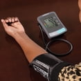 thumbnail image 3 of Monitor de presión arterial digital de muñeca HealthSmart con brazalete automático para adultos que muestra la frecuencia cardíaca y los latidos irregulares. Almacena hasta 60 lecturas para 2 usuarios, 3 of 5
