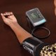 thumbnail image 3 of Monitor de presión arterial digital de muñeca HealthSmart con brazalete automático para adultos que muestra la frecuencia cardíaca y los latidos irregulares. Almacena hasta 60 lecturas para 2 usuarios, 3 of 5