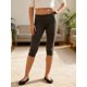 thumbnail image 4 of Pantalones capri de mujer de tiro bajo con cintura plegable, color liso, corte ajustado y estilo cropped., 4 of 9
