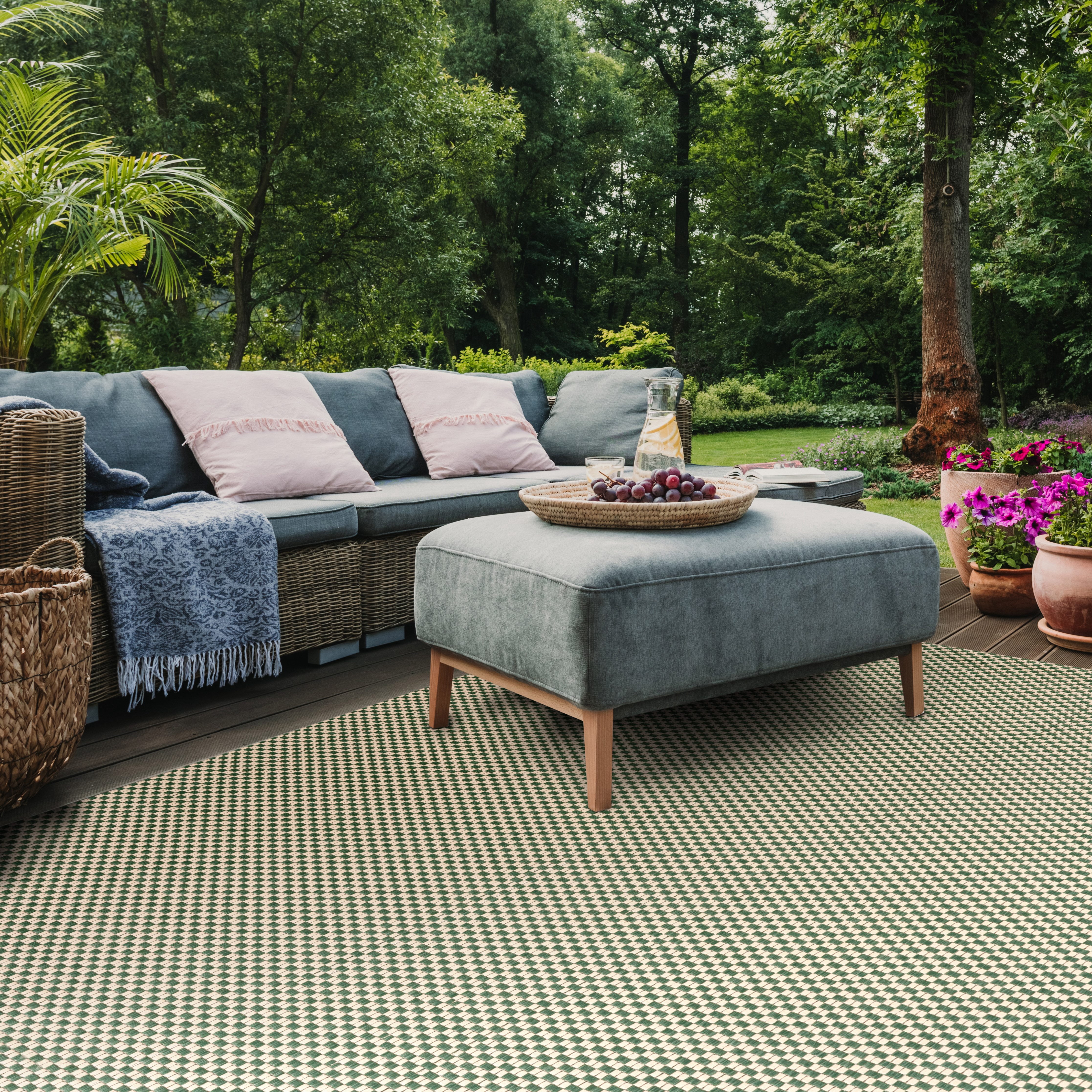 SAFAVIEH Courtyard Flint Checkered Indoor/Outdoor Area Rug, Dark Green/Beige, 6'7" x 6'7" Square