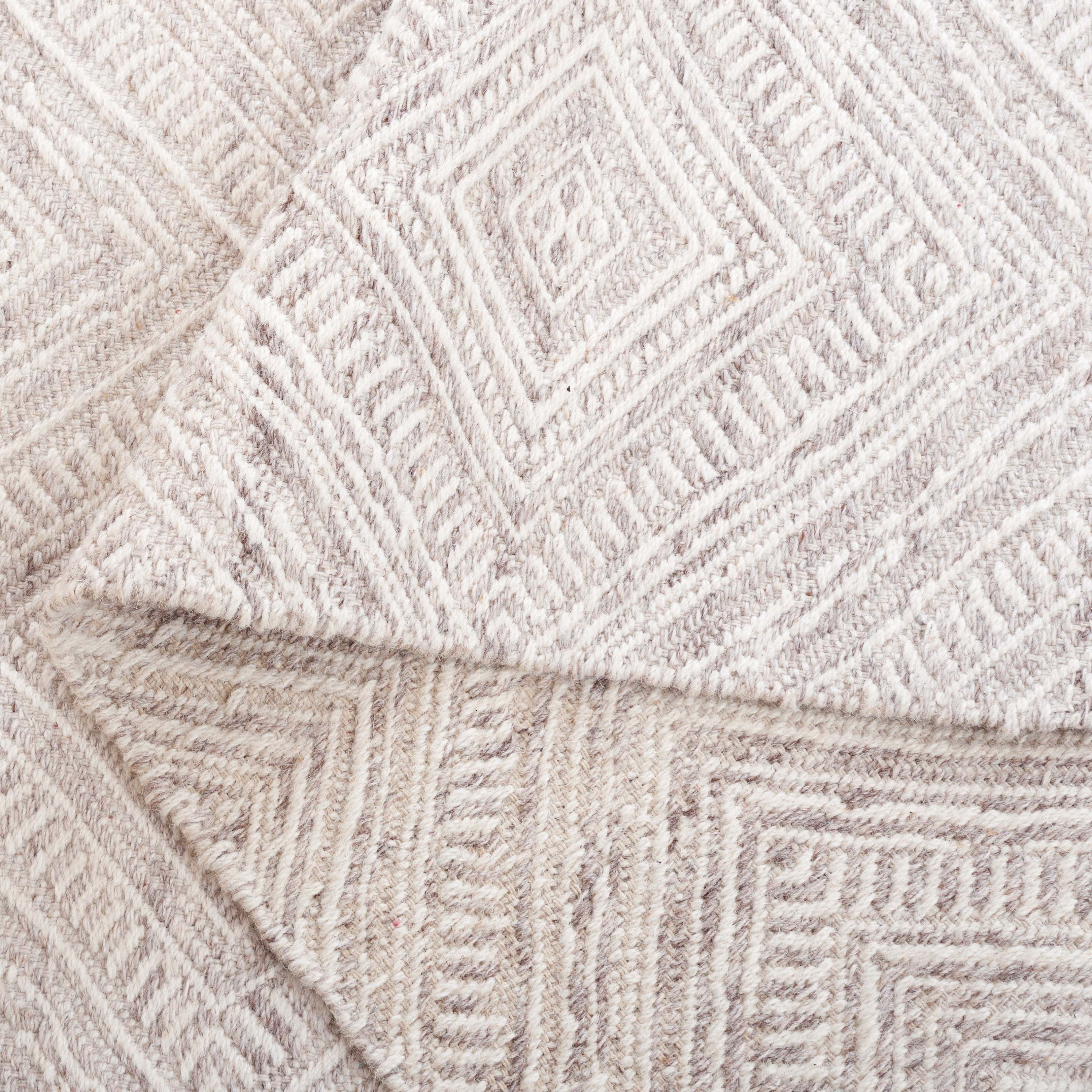 Safavieh Kilim Shannon Diamond Area Rug, Beige/Ivory, 4' x 6'