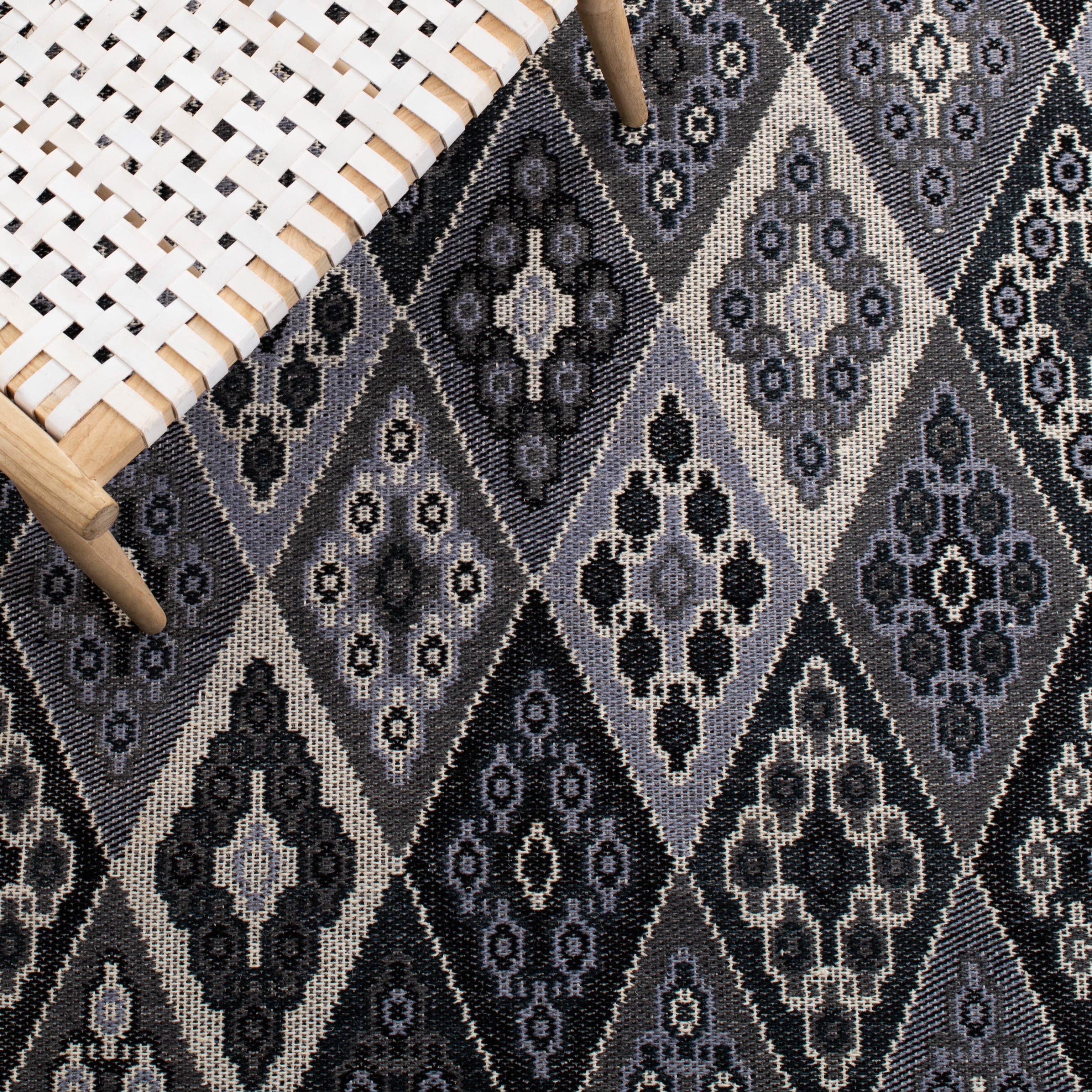 SAFAVIEH Kilim Derrick Tribal Wool Area Rug, Black/Grey, 6' x 6' Round