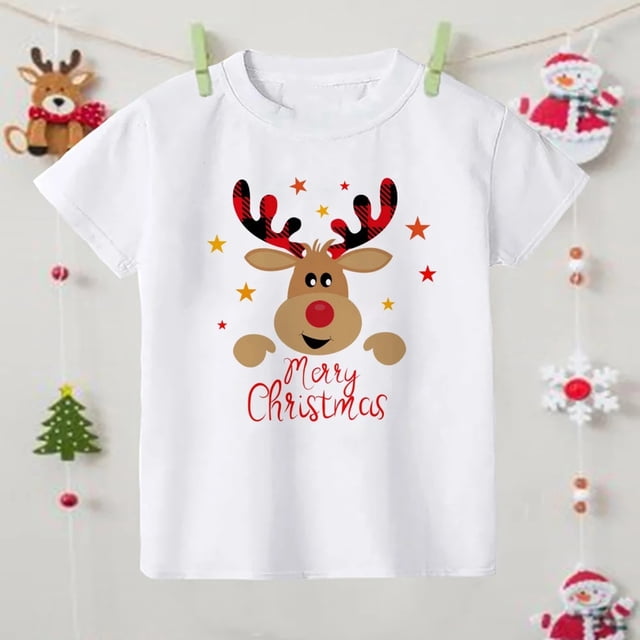 camiseta con estampado de ciervo de feliz navidad, camiseta de navidad para chico, ropa para niño, tops, traje de fiesta de navidad para niño y niña, regalos de vacaciones para niño blanca de manga corta y cuello redondo, vista frontal; estampado central de ciervo caricatura con nariz roja, astas a cuadros rojo y negro, estrellas alrededor y texto "Merry Christmas" en rojo; corte regular, ajuste a talla real, poliéster, adecuada para fiestas navideñas y eventos escolares.