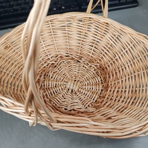 QualiVow Handwoven Wicker Basket, Oval Willow Basket with Handle for Fruit, Flowers, Storage, 9.06x6.30x9.06 in