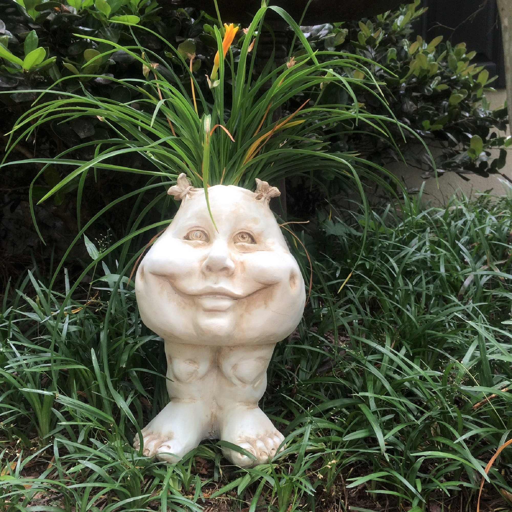 Homestyles Antique White Sister Suzy Q & Baby the Muggly Face Statue Planter Holds