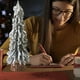 thumbnail image 4 of Adornos navideños en miniatura: Árbol de Navidad pequeño con nieve cayendo. Decoración para el hogar o escritorio., 4 of 6