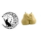 thumbnail image 1 of Escultura de pared de metal con forma de gato abrazado, con y soporte para libros, ideal como regalo para amantes de los gatos y los libros., 1 of 8