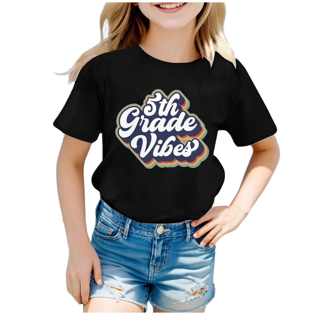 TIEVOSA T-Shirt d'Été à Manches Courtes pour Filles, Coupe Ample Décontractée, Col Rond, Imprimé Lettre Dessin Animé Mignon, Tee-Shirt Graphique Confortable et Respirant pour 3-10 Ans