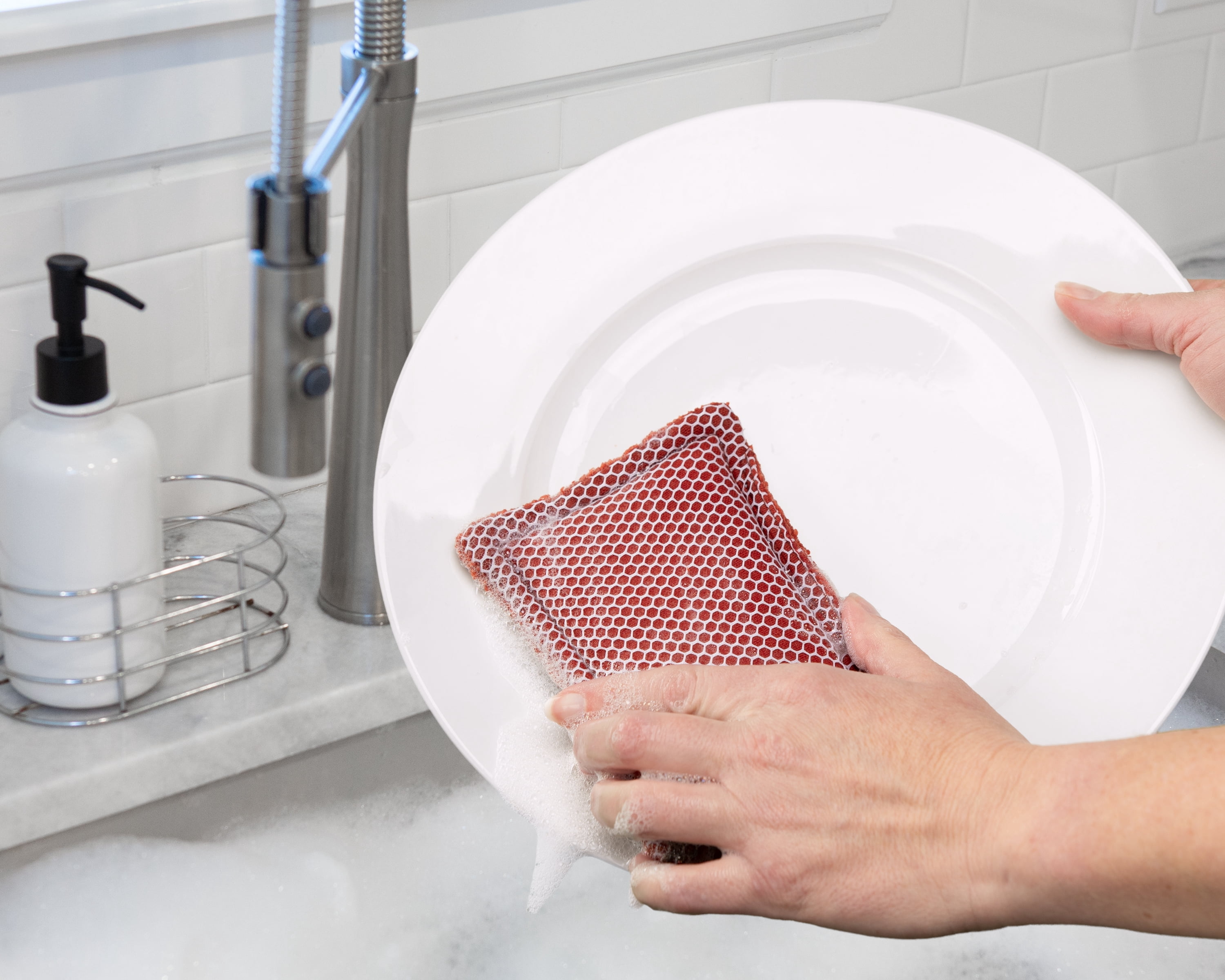Mainstays Sponge Scrubbers, 4.5 x 5 inches, 100% Cotton Shell, 2 Count per Pack, Red