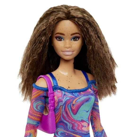 Barbie Fashionistas Poupée 206 avec Cheveux Froncés et Taches de Rousseur, Portant une Robe Imprimé Marbre Arc-en-Ciel avec Mules Vertes et Sac à Main