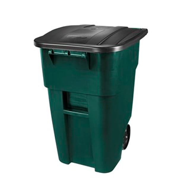 bote de basura rubbermaid contenedor brute 50 gal verde Contenedor verde oscuro de 50 gal con tapa negra abatible, vista frontal 3/4; cuerpo de plástico con refuerzos verticales, asa integrada y ruedas traseras para fácil movilidad; diseñado para manejo de materiales y recolección de desechos a granel; a menudo se usa también para almacenar material de jardinería temporalmente.