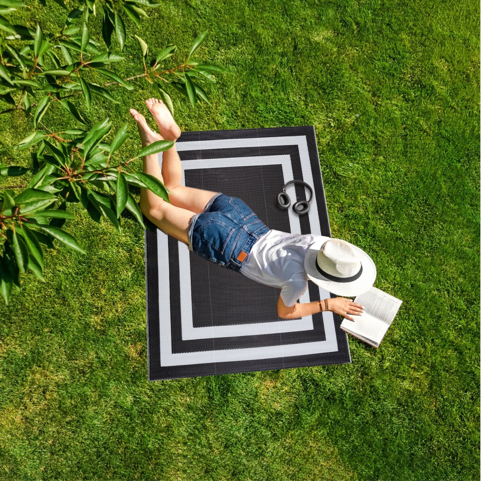 Outdoor Rug - Folded Design - Recycled Plastic Mat for Patio, Camping, Beach, Balcony, Porch, Deck - Weather, Water, Stain, Lightweight, Fade and UV Resistant - Paris- Black & White