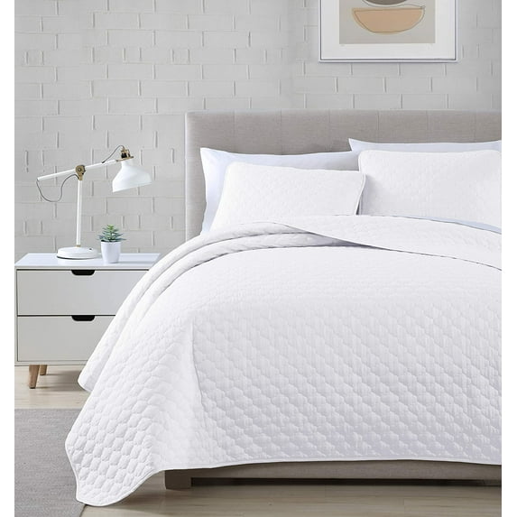 Chezmoi Collection Thea 3-Piece Oversized Bedspread Set, Geometric Quatrefoil Pattern Quilted Coverlet Set